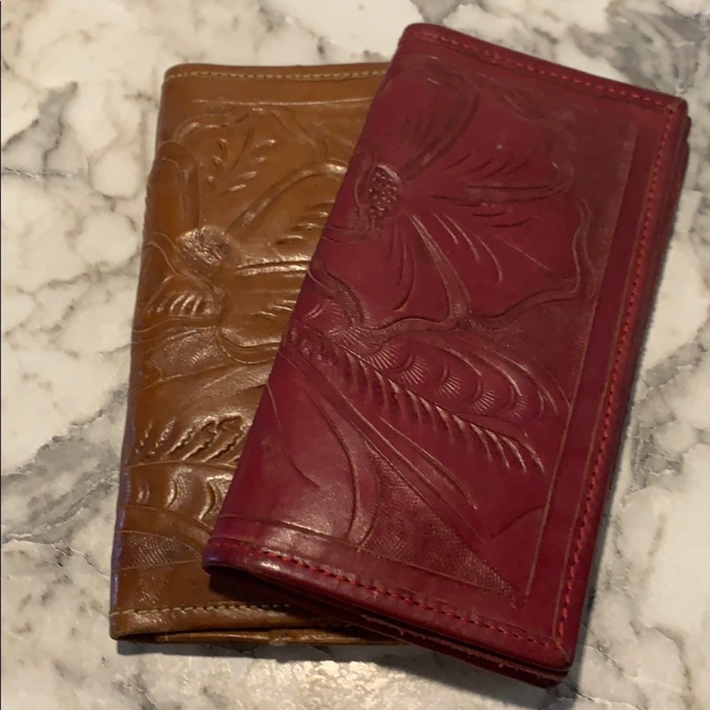 EUC Leader In Leather checkbook cover.